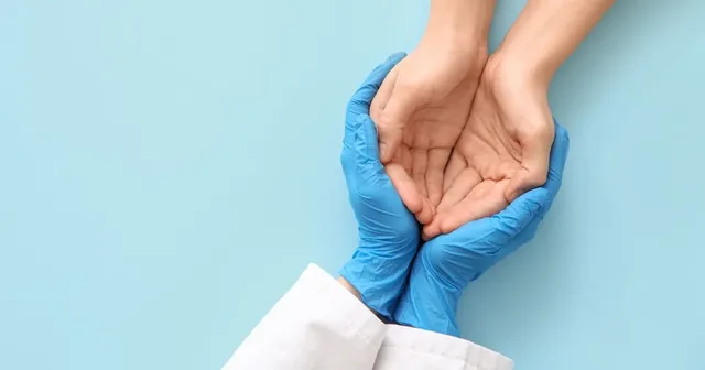 imagen de unas manos de un médico sujetando las del paciente