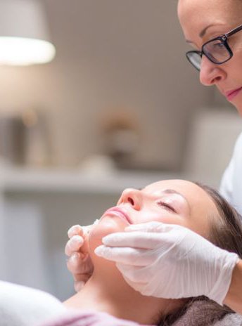 Máster en Enfermería Dermoestética de la Universidad Europea.