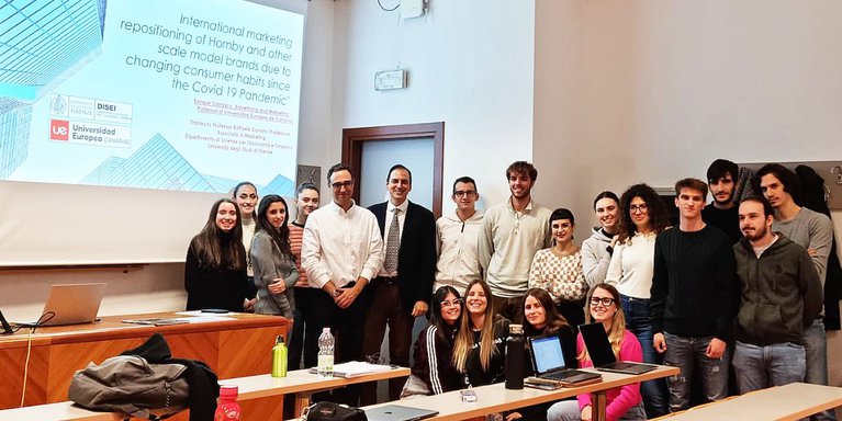 Enrique Carrasco imparte una clase sobre el sector del maquetismo en la