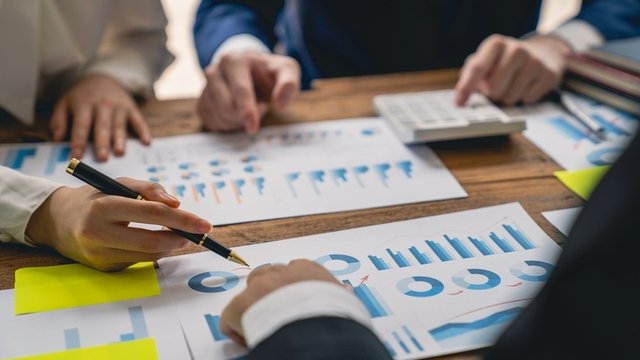 equipo de trabajo discutiendo una estrategia