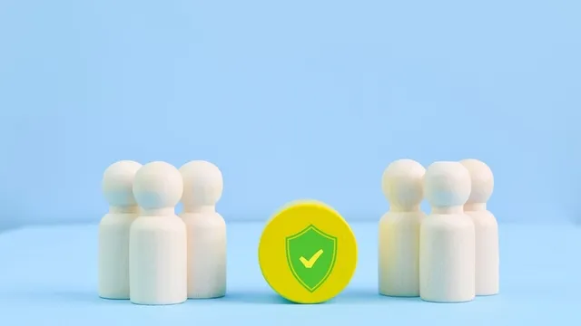 grupo de trabajadores y escudo de seguridad laboral y protección de la salud
