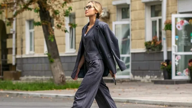 estilo tomboy de una mujer paseando por la calle con traje de chaqueta masculino