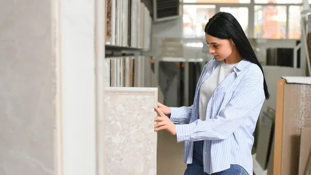 profesional eligiendo decoración de interiores