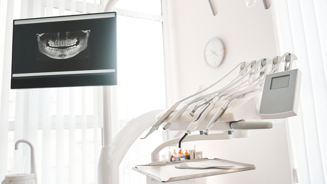 Silla y aparatos el&eacute;ctricos de una cl&iacute;nica dental