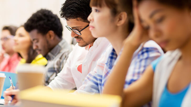 estudiantes de grado superior realizando un examen