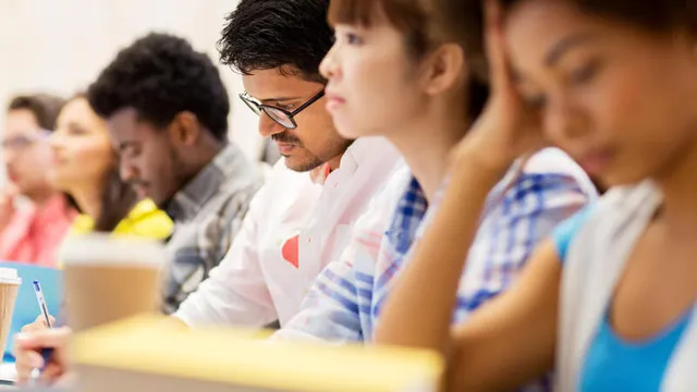 estudiantes de grado superior realizando un examen
