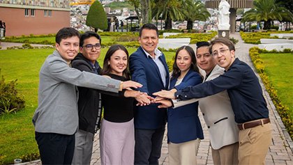 Estudiantes unidos de manos