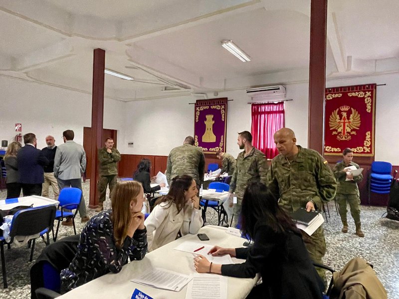 estudiantes con militares.jpeg