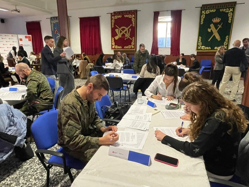 estudiantes con militares 2.jpeg