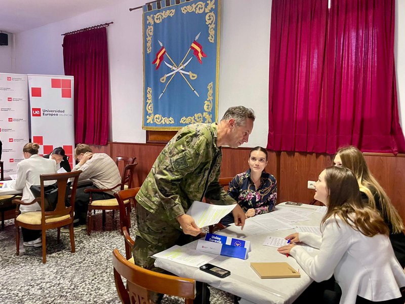 estudiantes con militares 3.jpeg