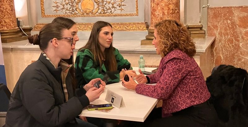 estudiantes mesa.jpg