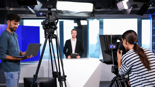 estudiantes del técnico superior en realización audiovisual haciendo una práctica en un plató de televisión
