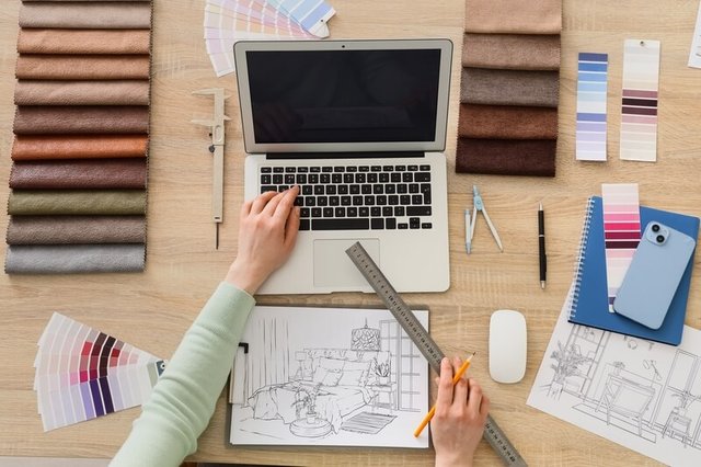 Manos de una persona en ordenador simbolizando estudiar diseño de interiores