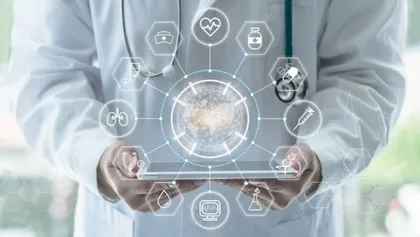 Científico con tablet en mano