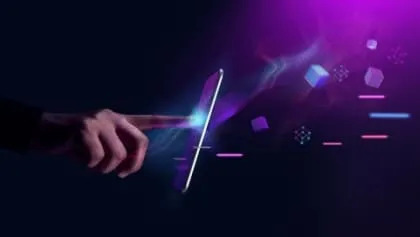 Mano tocando una tablet con el índice, mientras figuras en 3D en tonos azul y morado flotan alrededor