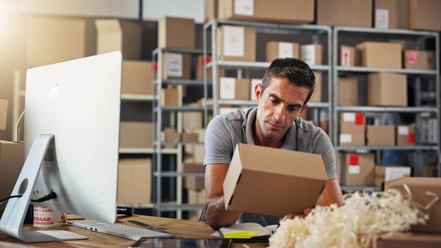 caja, ordenador y cadena de suministro con mensajero en centro de distribución para exportación