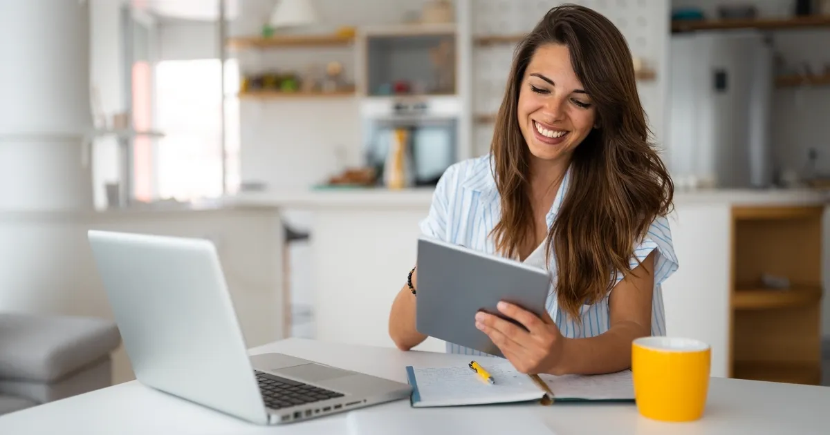 alumna de una fp a distancia utilizando una tablet pata estudiar desde casa