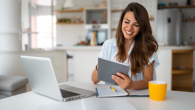 alumna de una fp a distancia utilizando una tablet pata estudiar desde casa