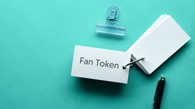 Imagen de un papel en una mesa donde pone Fan Token