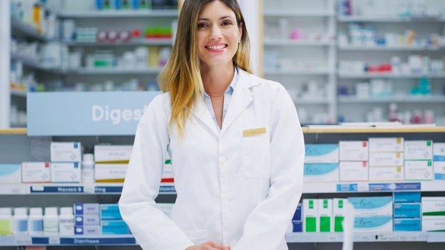 Farmacéutica delante de un mostrador