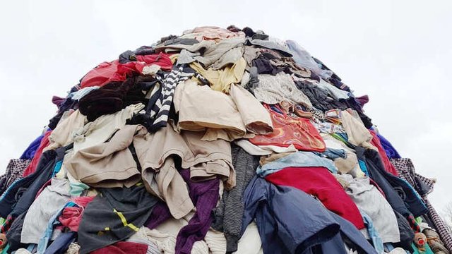 imagen de una montaña de ropa a causa del fast fashion