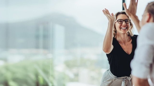 equipo de trabajando chocando las manos