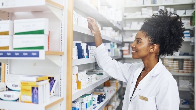 farmacéutica comprobando las cajas de algunos medicamentos