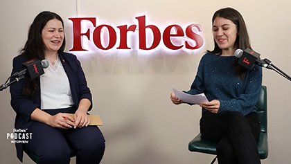 Dos mujeres hablando ante un micrófono