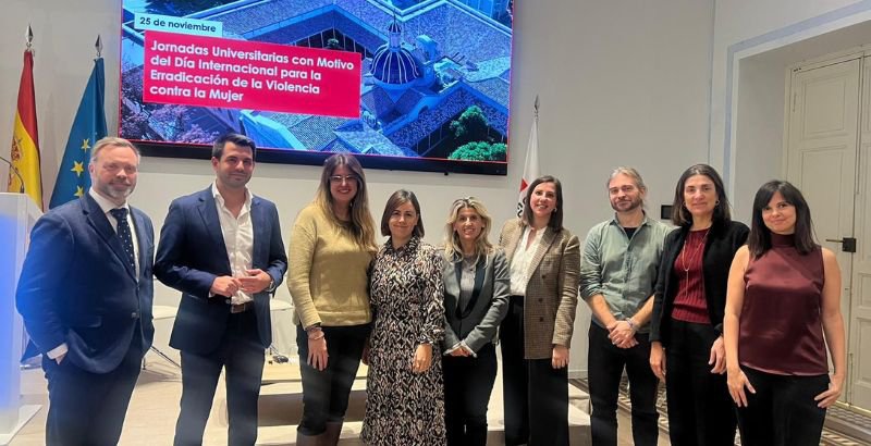 foto familia con dtor gral.jpg