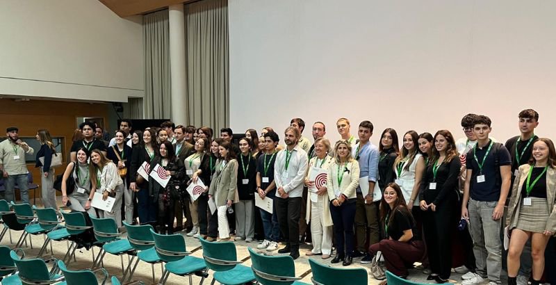 foto familia con estudiantes.jpg