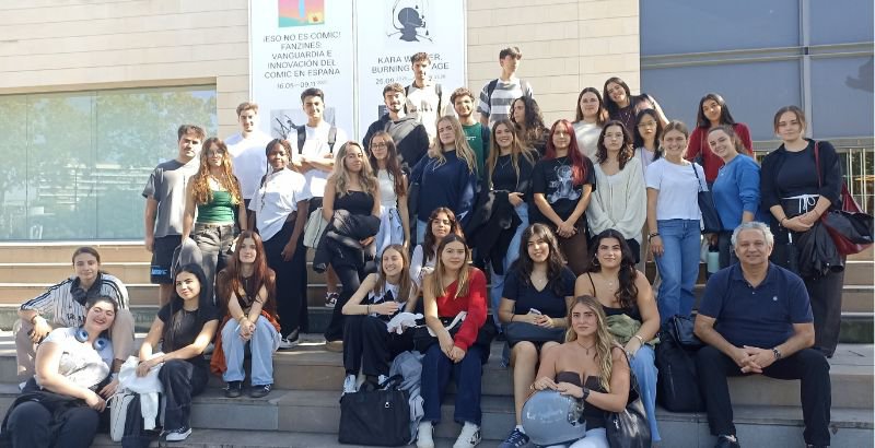 foto familia escaleras.jpg