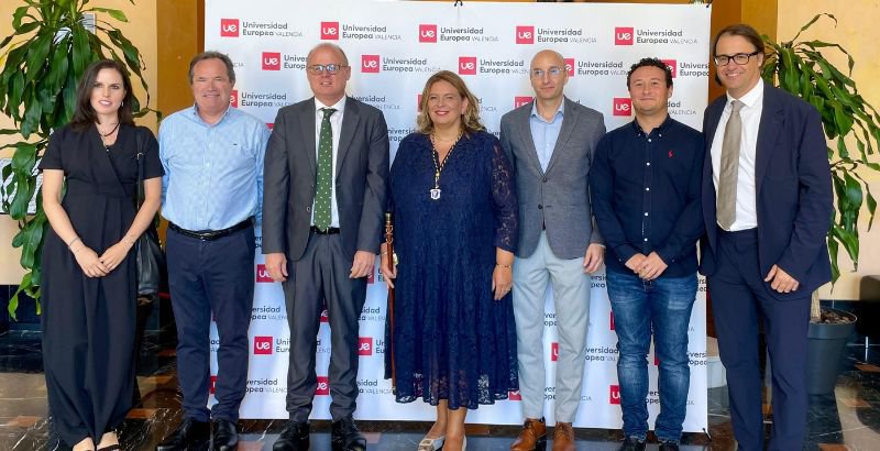 foto familia mesa redodonda CABECERA.jpg
