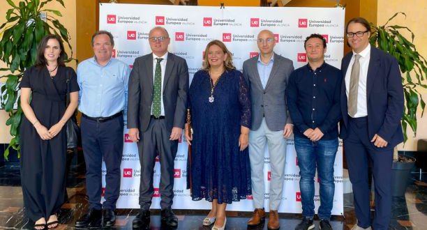 foto familia mesa redodonda MINI.jpg
