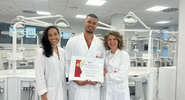 foto mini golden hand trophy 1.jpg