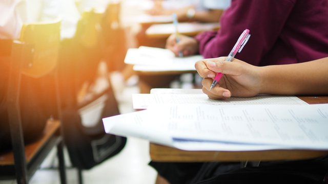 estudiante realizando un examen o rellenando un formulario