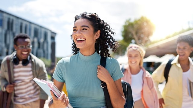 chica feliz caminando con sus amigos por el campus de la universidad