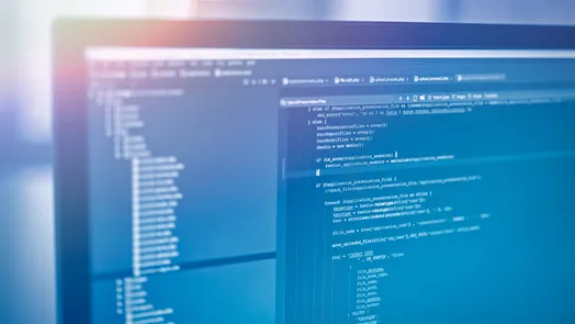 código de un sitio web en la pantalla del monitor de un ordenador
