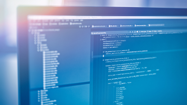código de un sitio web en la pantalla del monitor de un ordenador