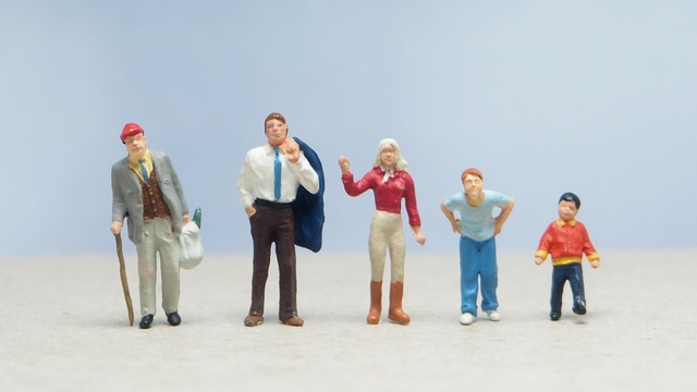 minifiguras de juguete que representan la diversidad de edades de una población