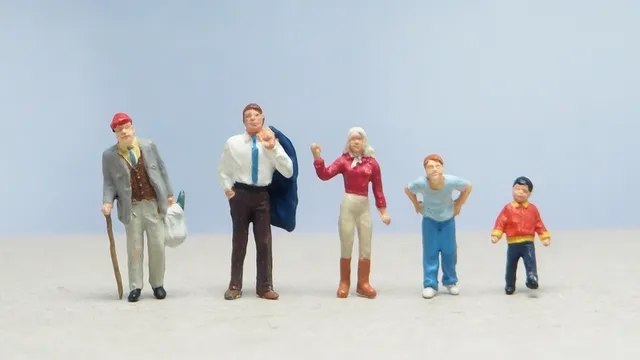 minifiguras de juguete que representan la diversidad de edades de una población