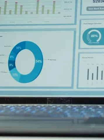 sala de juntas corporativa vacía por la noche con pantalla digital de métricas de rendimiento, gráficos y proyecciones en la computadora portátil