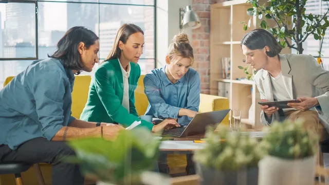 reunión de trabajo en una oficina moderna