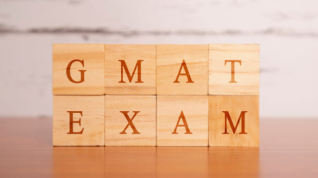 Graduate Management Admission Test Exam en bloques de madera