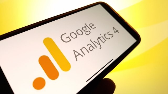 logo de Google Analytics 4 en la pantalla del teléfono móvil