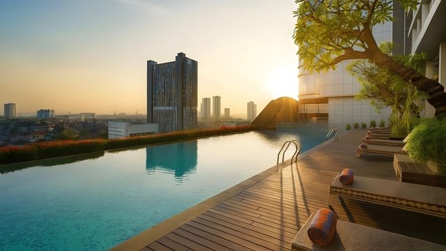 piscina de un hotel de lujo con vistas a la ciudad