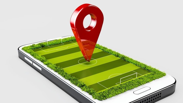 imagen de un m&oacute;vil con una se&ntilde;al gps dentro de un campo de f&uacute;tbol