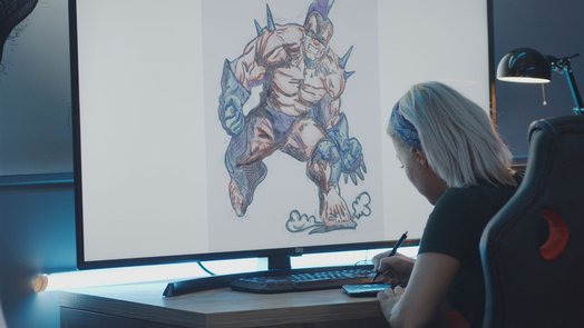 Diseñador de videojuegos trabajando en un boceto digital mientras explora nuevas técnicas en diseño de videojuegos online