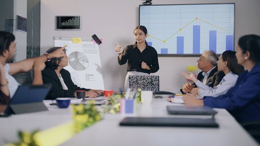 What does a growth marketing director do?