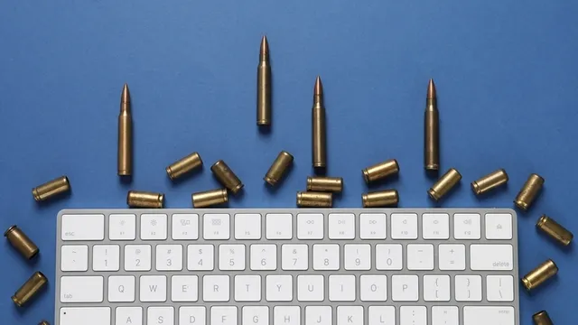 balas y teclado de ordenador sobre fondo azul