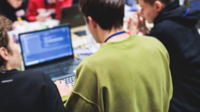 estudiantes de DAM en un auditorio trabajando con ordenadores portátiles durante un hackaton